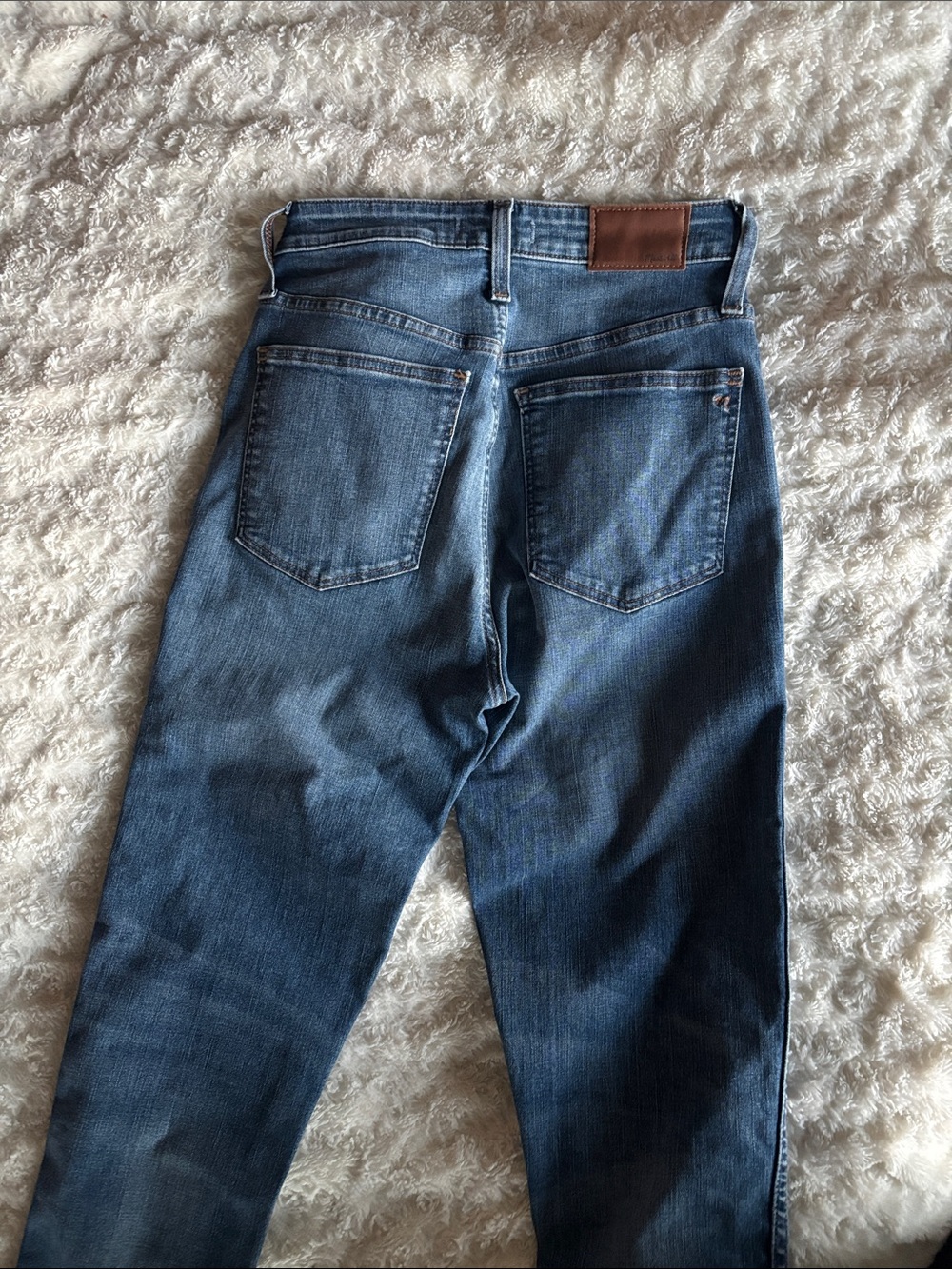 Madewell Distressed Women’s Curvy High-Rise Skinny Jeans in Medium Blue Wash - Picture 4 of 5